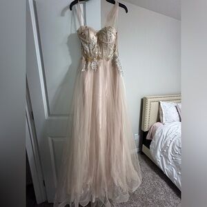 Dillards prom dress •size 4/5 fits like a small• no flaws• payed $436